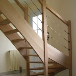 Escalier traditionnel en bois et câbles en inox