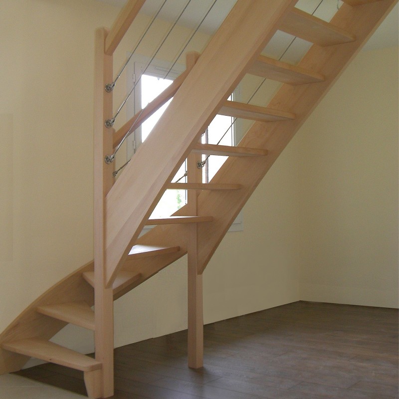 Escalier traditionnel en bois et câbles en inox